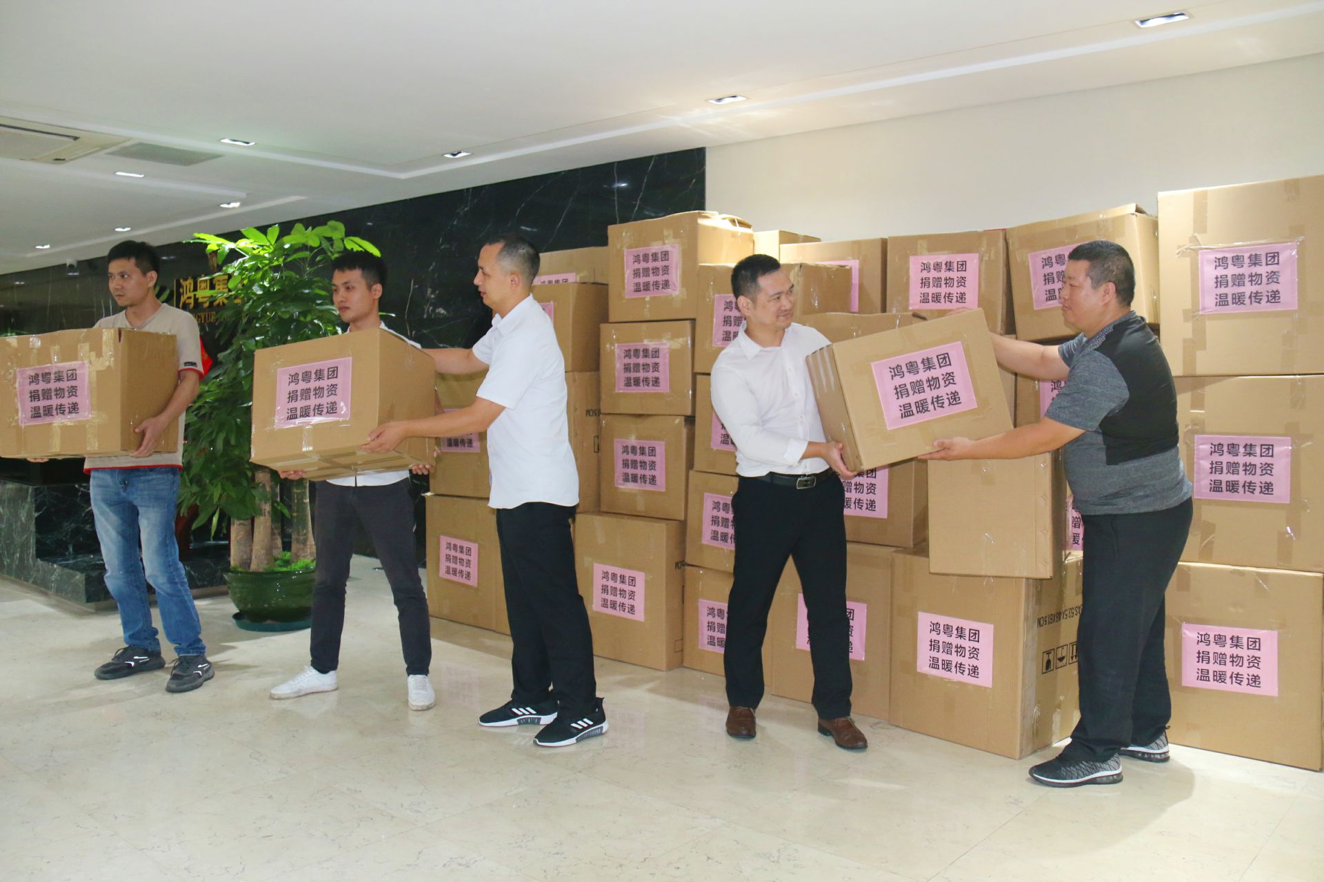 长沙贺亮影视制作有限公司公益回顾丨家国同欢月同圆 温暖满载甘孜州(图2) 长沙贺亮影视制作有限公司公益回顾丨家国同欢月同圆 温暖满载甘孜州(图2)