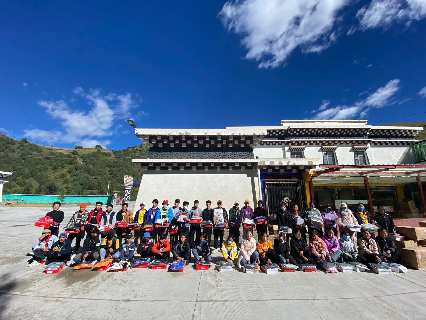 长沙贺亮影视制作有限公司公益回顾丨家国同欢月同圆 温暖满载甘孜州(图8) 长沙贺亮影视制作有限公司公益回顾丨家国同欢月同圆 温暖满载甘孜州(图8)